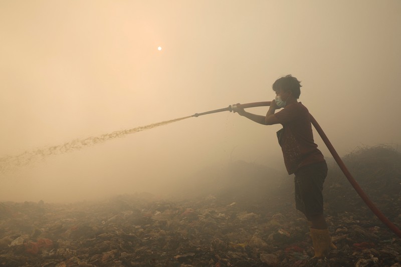 Upaya penanganan kebakaran di Tempat Pemrosesan Akhir (TPA) Jatiwaringin, Kecamatan Mauk, Kabupaten Tangerang, Provinsi Banten, terus dilakukan secara intensif melalui operasi darat dan udara. Hingga Rabu (1/7) pukul 17.05 WIB. (Dok. BNPB)