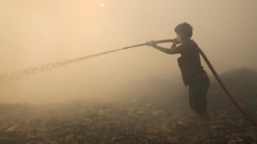 Asap mengepul dari pembakaran sampah di TPA Jatiwaringin di Tangerang, provinsi Banten, Indonesia, 1 Juli 2026. (REUTERS/Ajeng Dinar Ulfiana)