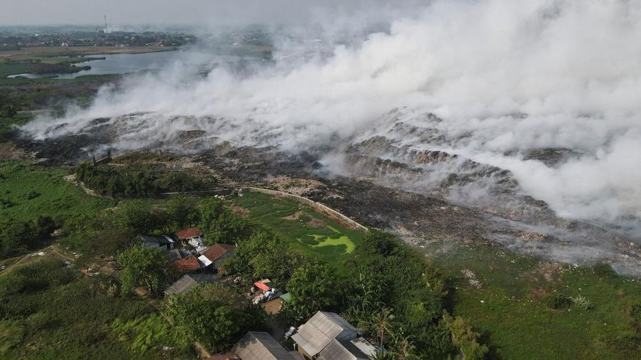 Asap mengepul dari pembakaran sampah di TPA Jatiwaringin di Tangerang, provinsi Banten, Indonesia, 1 Juli 2026. (REUTERS/Ajeng Dinar Ulfiana)