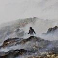 Asap mengepul dari pembakaran sampah di TPA Jatiwaringin di Tangerang, provinsi Banten, Indonesia, 1 Juli 2026. (REUTERS/Ajeng Dinar Ulfiana)