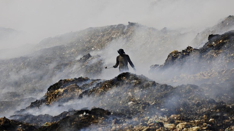 Asap mengepul dari pembakaran sampah di TPA Jatiwaringin di Tangerang, provinsi Banten, Indonesia, 1 Juli 2026. (REUTERS/Ajeng Dinar Ulfiana)