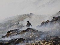 Asap mengepul dari pembakaran sampah di TPA Jatiwaringin di Tangerang, provinsi Banten, Indonesia, 1 Juli 2026. (REUTERS/Ajeng Dinar Ulfiana)