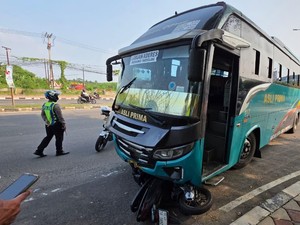 Terobos Lampu Merah, Bus Tabrak Pemotor hingga Tewas di Serang