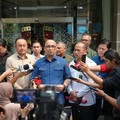 Direktur Penyidikan pada Jaksa Agung Muda Bidang Tindak Pidana Khusus Kejaksaan Agung Syarief Sulaeman Nahdi (tengah) dan Kepala Pusat Penerangan Hukum Kejaksaan Agung Anang Supriatna (kedua dari kanan) menyampaikan keterangan pers kepada wartawan di