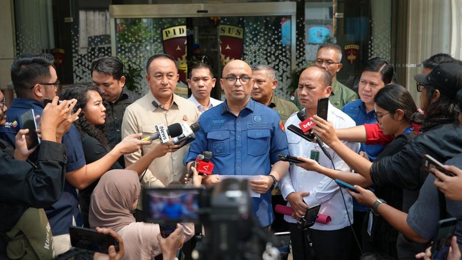 Direktur Penyidikan pada Jaksa Agung Muda Bidang Tindak Pidana Khusus Kejaksaan Agung Syarief Sulaeman Nahdi (tengah) dan Kepala Pusat Penerangan Hukum Kejaksaan Agung Anang Supriatna (kedua dari kanan) menyampaikan keterangan pers kepada wartawan di