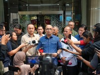 Direktur Penyidikan pada Jaksa Agung Muda Bidang Tindak Pidana Khusus Kejaksaan Agung Syarief Sulaeman Nahdi (tengah) dan Kepala Pusat Penerangan Hukum Kejaksaan Agung Anang Supriatna (kedua dari kanan) menyampaikan keterangan pers kepada wartawan di
