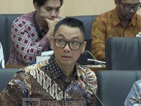 Direktur Utama PT PLN (Persero), Darmawan Prasodjo saat mengikuti rapat dengan Komisi XII DPR RI di Komplek Parlemen, Jakarta, Kamis (2/7/2026). (Tangkapan Layar Youtube/TVR Parlemen)