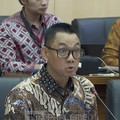 Direktur Utama PT PLN (Persero), Darmawan Prasodjo saat mengikuti rapat dengan Komisi XII DPR RI di Komplek Parlemen, Jakarta, Kamis (2/7/2026). (Tangkapan Layar Youtube/TVR Parlemen)