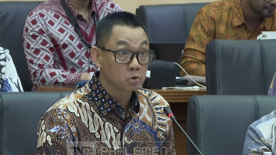 Direktur Utama PT PLN (Persero), Darmawan Prasodjo saat mengikuti rapat dengan Komisi XII DPR RI di Komplek Parlemen, Jakarta, Kamis (2/7/2026). (Tangkapan Layar Youtube/TVR Parlemen)