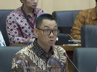 Direktur Utama PT PLN (Persero), Darmawan Prasodjo saat mengikuti rapat dengan Komisi XII DPR RI di Komplek Parlemen, Jakarta, Kamis (2/7/2026). (Tangkapan Layar Youtube/TVR Parlemen)