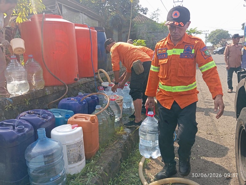 Akibat kekeringan BPBD Kabupaten Tasikmalaya mendistribusikan air bersih secara langsung kepada masyarakat di Desa Pedangkamulyan, Kabupaten Tasikmalaya, Provinsi Jawa Barat, Rabu (1/7/2026). (Dok. BPBD Kabupaten Tasikmalaya)