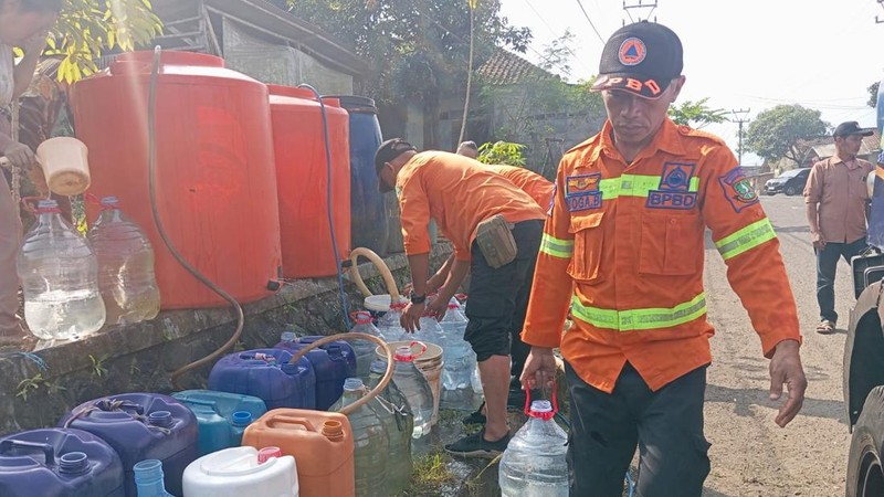 Distribusi air bersih di Desa Cikundul, Kecamatan Lembur Situ, Kota Sukabumi, Jawa Barat, Selasa (30/6/2026).