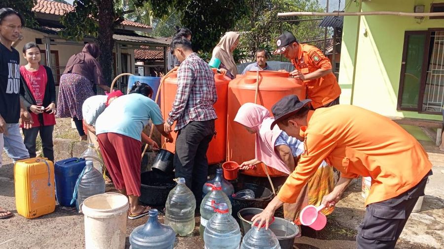 Distribusi air bersih di Desa Cikundul, Kecamatan Lembur Situ, Kota Sukabumi, Jawa Barat, Selasa (30/6/2026).