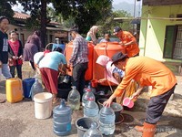 Distribusi air bersih di Desa Cikundul, Kecamatan Lembur Situ, Kota Sukabumi, Jawa Barat, Selasa (30/6/2026). (Dok. BPBD Kota Sukabumi)
