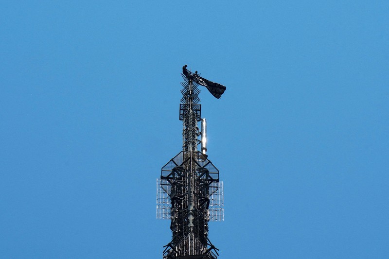 Dua orang membentangkan spanduk di puncak Gedung Empire State di distrik Manhattan, New York, AS, Rabu (1/7/2026). (ABC Affiliate WABC/Handout via REUTERS)