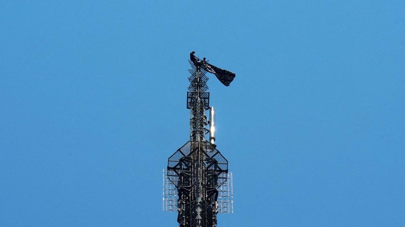 Dua orang membentangkan spanduk di puncak Gedung Empire State di distrik Manhattan, New York, AS, Rabu (1/7/2026). (REUTERS/Adam Gray)
