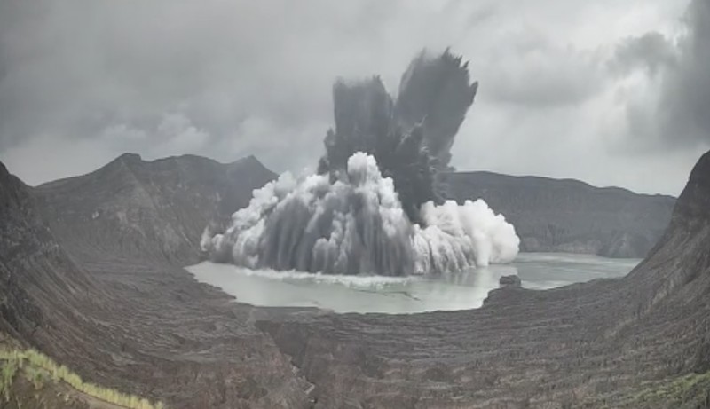 Gunung Taal meletus, mengirimkan gumpalan abu setinggi 4.000 kaki ke udara. (Tangkapan Layar Video/REUTERS)