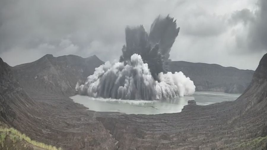 Gunung Taal meletus, mengirimkan gumpalan abu setinggi 4.000 kaki ke udara. (Tangkapan Layar Video/REUTERS)