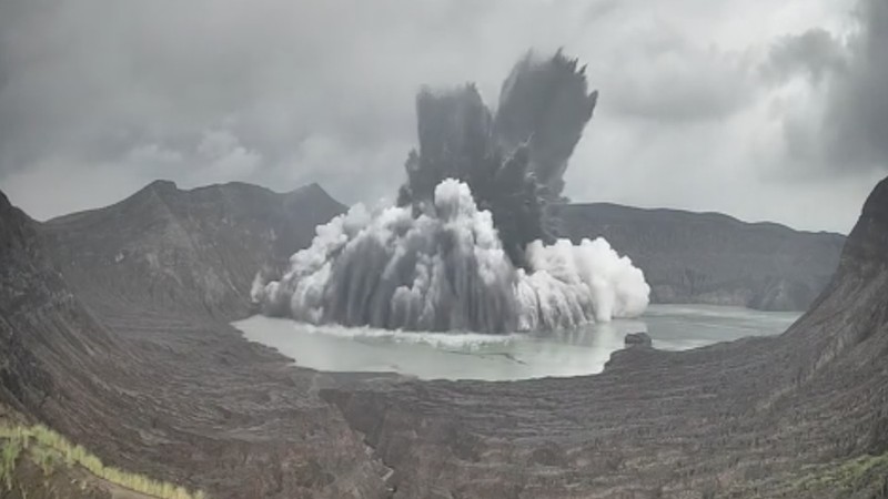 Gunung Taal meletus, mengirimkan gumpalan abu setinggi 4.000 kaki ke udara. (Tangkapan Layar Video/REUTERS)