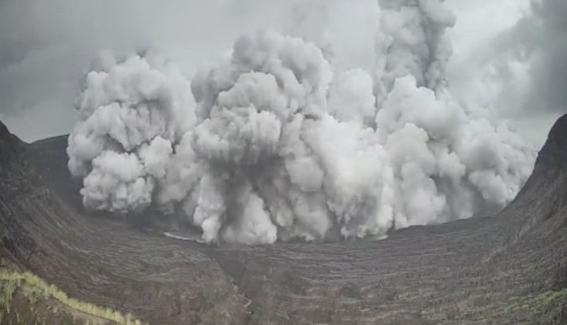 Gunung Taal meletus, mengirimkan gumpalan abu setinggi 4.000 kaki ke udara. (Tangkapan Layar Video/REUTERS)