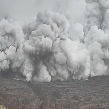 Detik-Detik Horor Gunung Taal Meletus, Muntah Abu Setinggi 4.000 Kaki