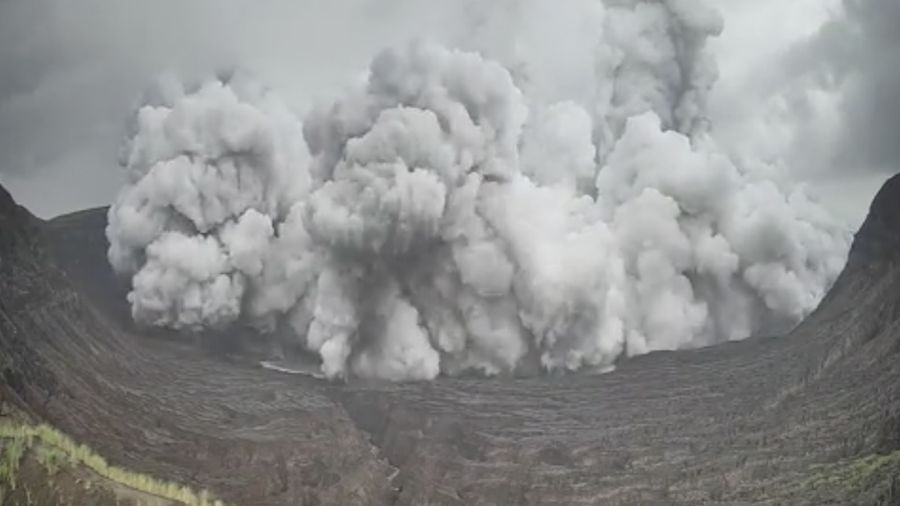 Gunung Taal meletus, mengirimkan gumpalan abu setinggi 4.000 kaki ke udara. (Tangkapan Layar Video/REUTERS)