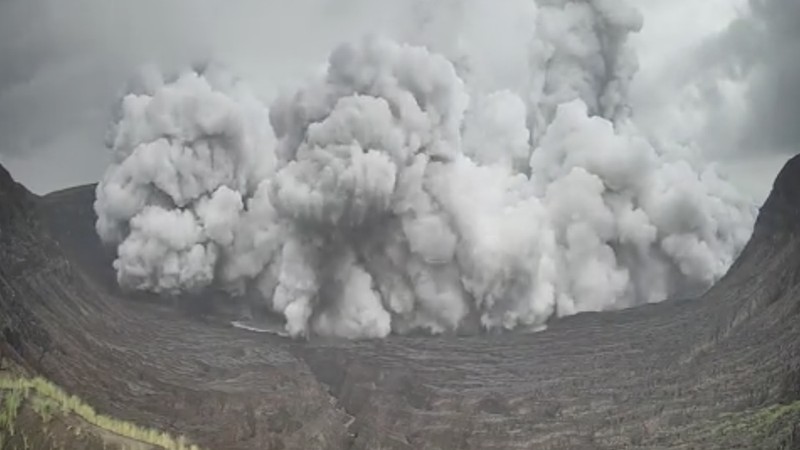 Gunung Taal meletus, mengirimkan gumpalan abu setinggi 4.000 kaki ke udara. (Tangkapan Layar Video/REUTERS)