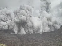 Detik-Detik Horor Gunung Taal Meletus, Muntah Abu Setinggi 4.000 Kaki