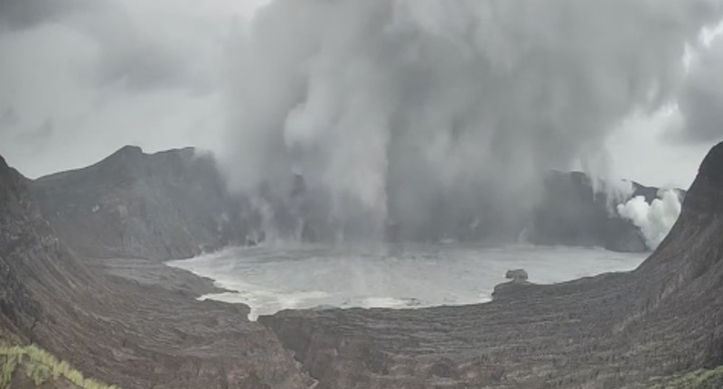 Gunung Taal meletus, mengirimkan gumpalan abu setinggi 4.000 kaki ke udara. (Tangkapan Layar Video/REUTERS)