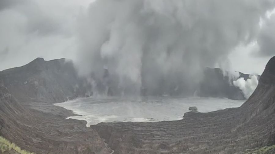 Gunung Taal meletus, mengirimkan gumpalan abu setinggi 4.000 kaki ke udara. (Tangkapan Layar Video/REUTERS)