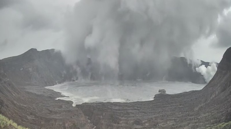 Gunung Taal meletus, mengirimkan gumpalan abu setinggi 4.000 kaki ke udara. (Tangkapan Layar Video/REUTERS)