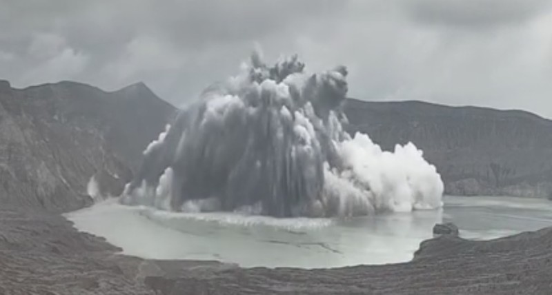 Gunung Taal meletus, mengirimkan gumpalan abu setinggi 4.000 kaki ke udara. (Tangkapan Layar Video/REUTERS)