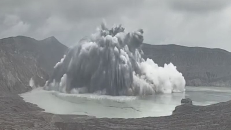 Gunung Taal meletus, mengirimkan gumpalan abu setinggi 4.000 kaki ke udara. (Tangkapan Layar Video/REUTERS)