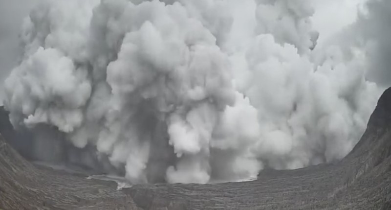 Gunung Taal meletus, mengirimkan gumpalan abu setinggi 4.000 kaki ke udara. (Tangkapan Layar Video/REUTERS)
