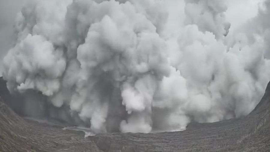 Gunung Taal meletus, mengirimkan gumpalan abu setinggi 4.000 kaki ke udara. (Tangkapan Layar Video/REUTERS)