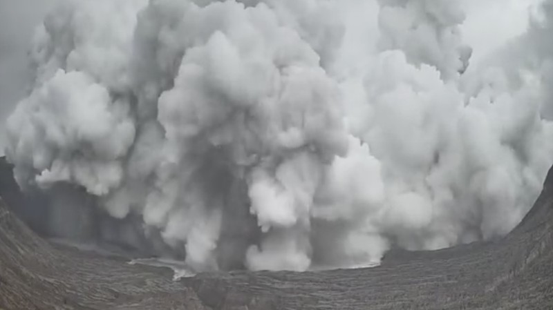 Gunung Taal meletus, mengirimkan gumpalan abu setinggi 4.000 kaki ke udara. (Tangkapan Layar Video/REUTERS)