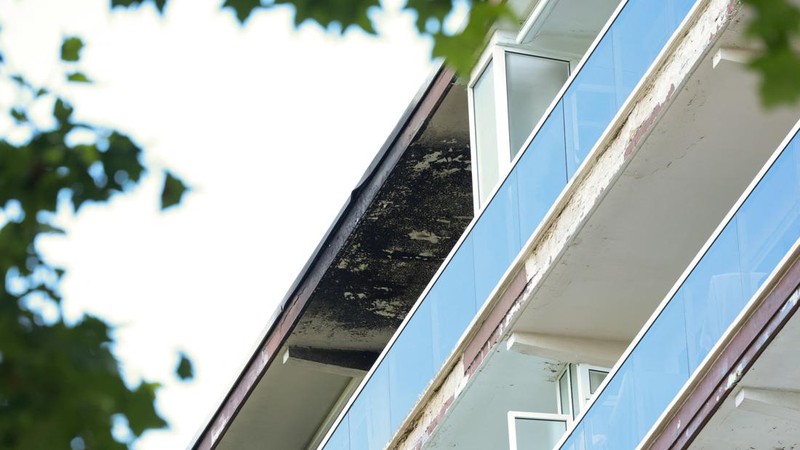 Langit-langit hangus di balkon pada lokasi kebakaran di sebuah gedung perumahan di Antwerp, Belgia, 1 Juli 2026.