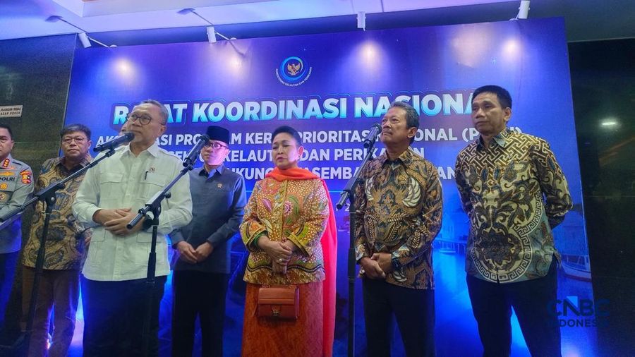 Menteri Koordinator Bidang Pangan Zulkifli Hasan, bersama Menteri Kelautan dan Perikanan Sakti Wahyu Trenggono, dan Ketua Komisi IV DPR RI Siti Hediati Hariyadi atau Titiek Soeharto saat konferensi pers usai acara Rapat Koordinasi Nasional (Rakornas)