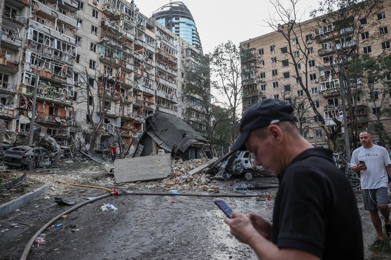 Sebuah ledakan menerangi langit di atas kota selama serangan rudal dan pesawat tak berawak Rusia, di tengah serangan Rusia terhadap Ukraina, di Kyiv, Ukraina, 2 Juli 2026. (REUTERS/Anna Voitenko)