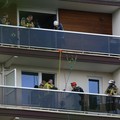 Para petugas penyelamat bekerja di lokasi kebakaran di sebuah gedung perumahan di Antwerp, Belgia, 1 Juli 2026. (REUTERS/Yves Herman)
