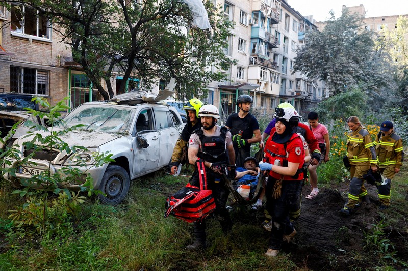Sebuah ledakan menerangi langit di atas kota selama serangan rudal dan pesawat tak berawak Rusia, di tengah serangan Rusia terhadap Ukraina, di Kyiv, Ukraina, 2 Juli 2026. (REUTERS/Anna Voitenko)