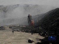 Petugas gabungan terus berjibaku memadamkan kebakaran yang melanda Tempat Pemrosesan Akhir (TPA) Jatiwaringin, Kecamatan Mauk, Kabupaten Tangerang, Banten, Kamis (2/7/2026). (CNBC Indonesia/Muhammad Sabki)