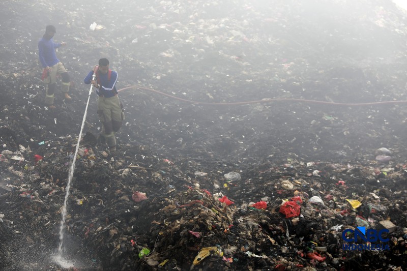 Petugas gabungan terus berjibaku memadamkan kebakaran yang melanda Tempat Pemrosesan Akhir (TPA) Jatiwaringin, Kecamatan Mauk, Kabupaten Tangerang, Banten, Kamis (2/7/2026). (CNBC Indonesia/Muhammad Sabki)