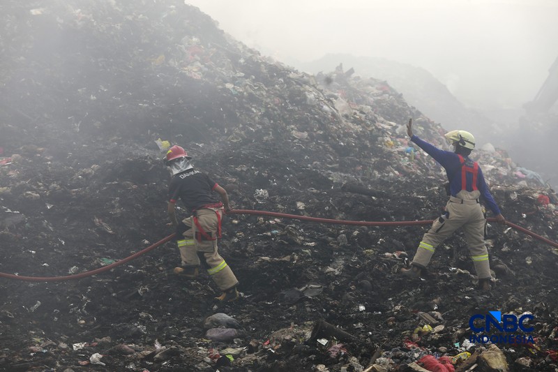 Petugas gabungan terus berjibaku memadamkan kebakaran yang melanda Tempat Pemrosesan Akhir (TPA) Jatiwaringin, Kecamatan Mauk, Kabupaten Tangerang, Banten, Kamis (2/7/2026). (CNBC Indonesia/Muhammad Sabki)