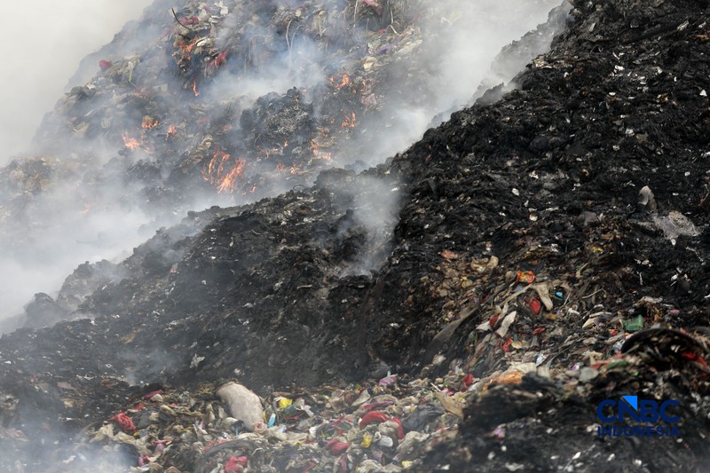 Petugas gabungan terus berjibaku memadamkan kebakaran yang melanda Tempat Pemrosesan Akhir (TPA) Jatiwaringin, Kecamatan Mauk, Kabupaten Tangerang, Banten, Kamis (2/7/2026). (CNBC Indonesia/Muhammad Sabki)