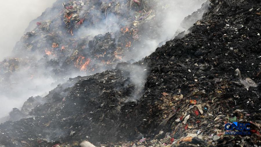 Petugas gabungan terus berjibaku memadamkan kebakaran yang melanda Tempat Pemrosesan Akhir (TPA) Jatiwaringin, Kecamatan Mauk, Kabupaten Tangerang, Banten, Kamis (2/7/2026).