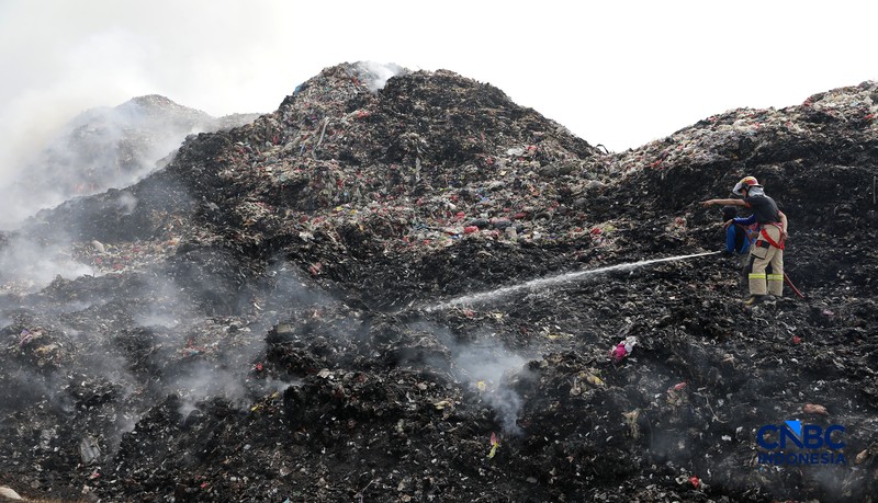 Petugas gabungan terus berjibaku memadamkan kebakaran yang melanda Tempat Pemrosesan Akhir (TPA) Jatiwaringin, Kecamatan Mauk, Kabupaten Tangerang, Banten, Kamis (2/7/2026). (CNBC Indonesia/Muhammad Sabki)