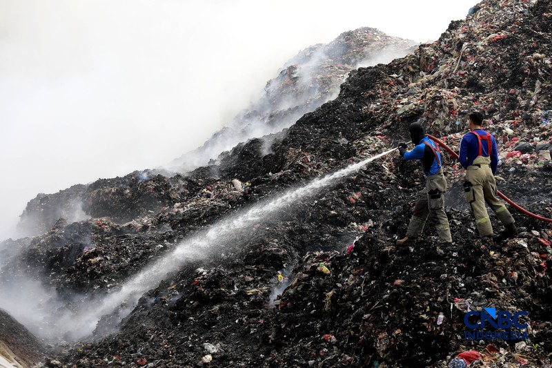 Petugas gabungan terus berjibaku memadamkan kebakaran yang melanda Tempat Pemrosesan Akhir (TPA) Jatiwaringin, Kecamatan Mauk, Kabupaten Tangerang, Banten, Kamis (2/7/2026). (CNBC Indonesia/Muhammad Sabki)