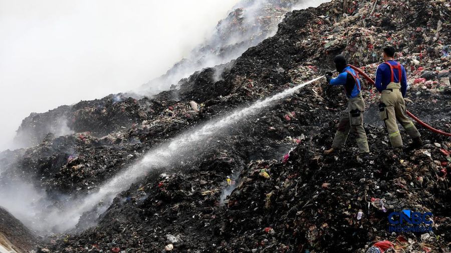 Petugas gabungan terus berjibaku memadamkan kebakaran yang melanda Tempat Pemrosesan Akhir (TPA) Jatiwaringin, Kecamatan Mauk, Kabupaten Tangerang, Banten, Kamis (2/7/2026).