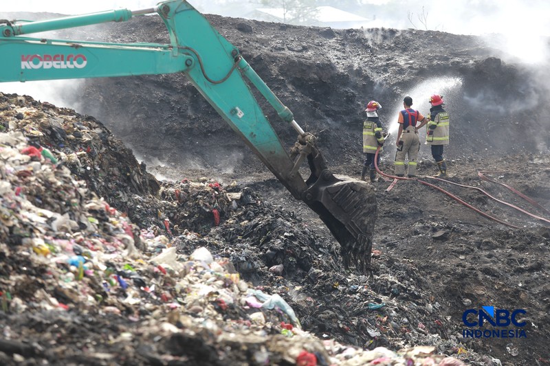 Petugas gabungan terus berjibaku memadamkan kebakaran yang melanda Tempat Pemrosesan Akhir (TPA) Jatiwaringin, Kecamatan Mauk, Kabupaten Tangerang, Banten, Kamis (2/7/2026). (CNBC Indonesia/Muhammad Sabki)